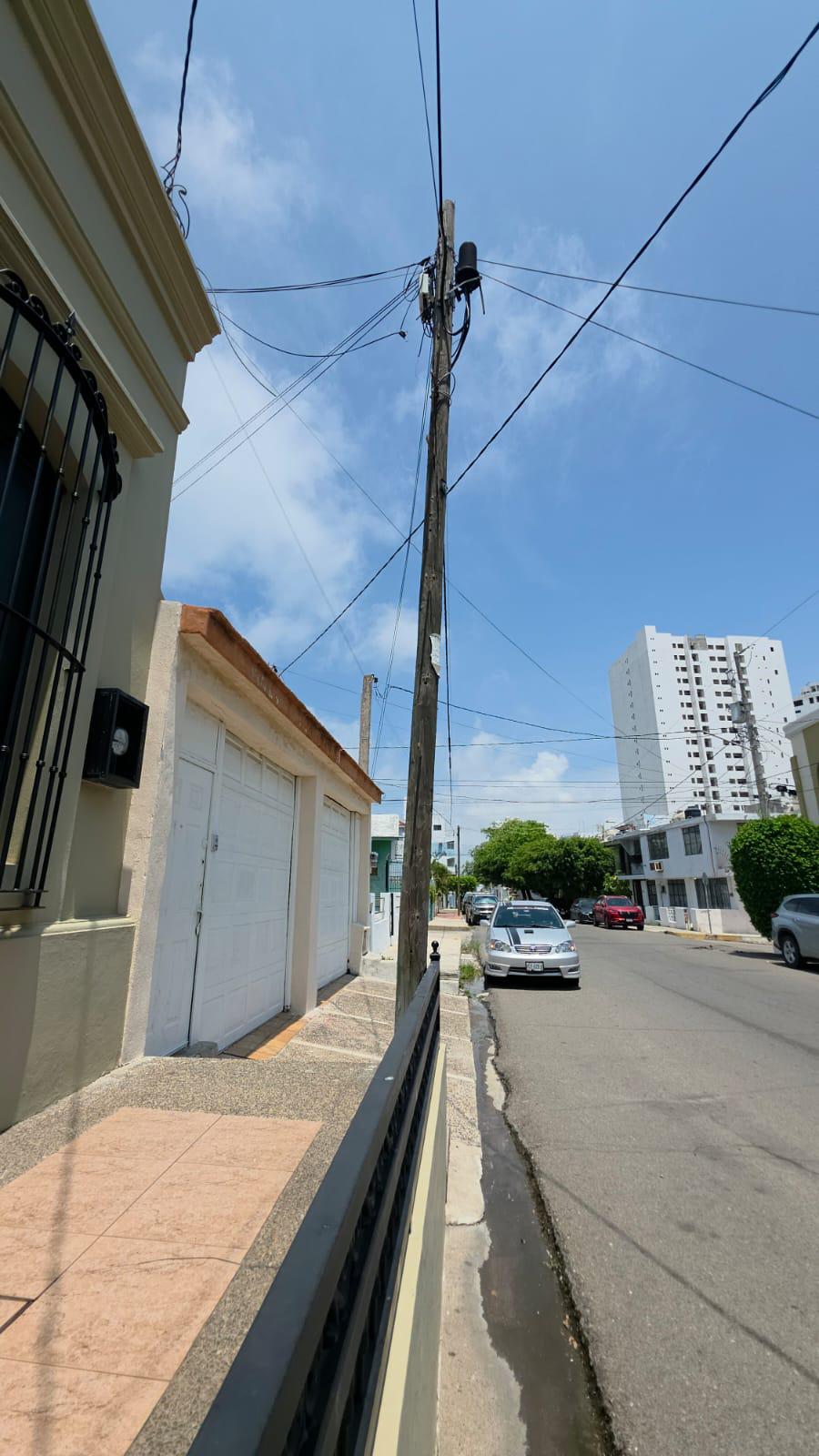 $!Vecinos del Centro de Mazatlán alertan por postes de luz inclinados