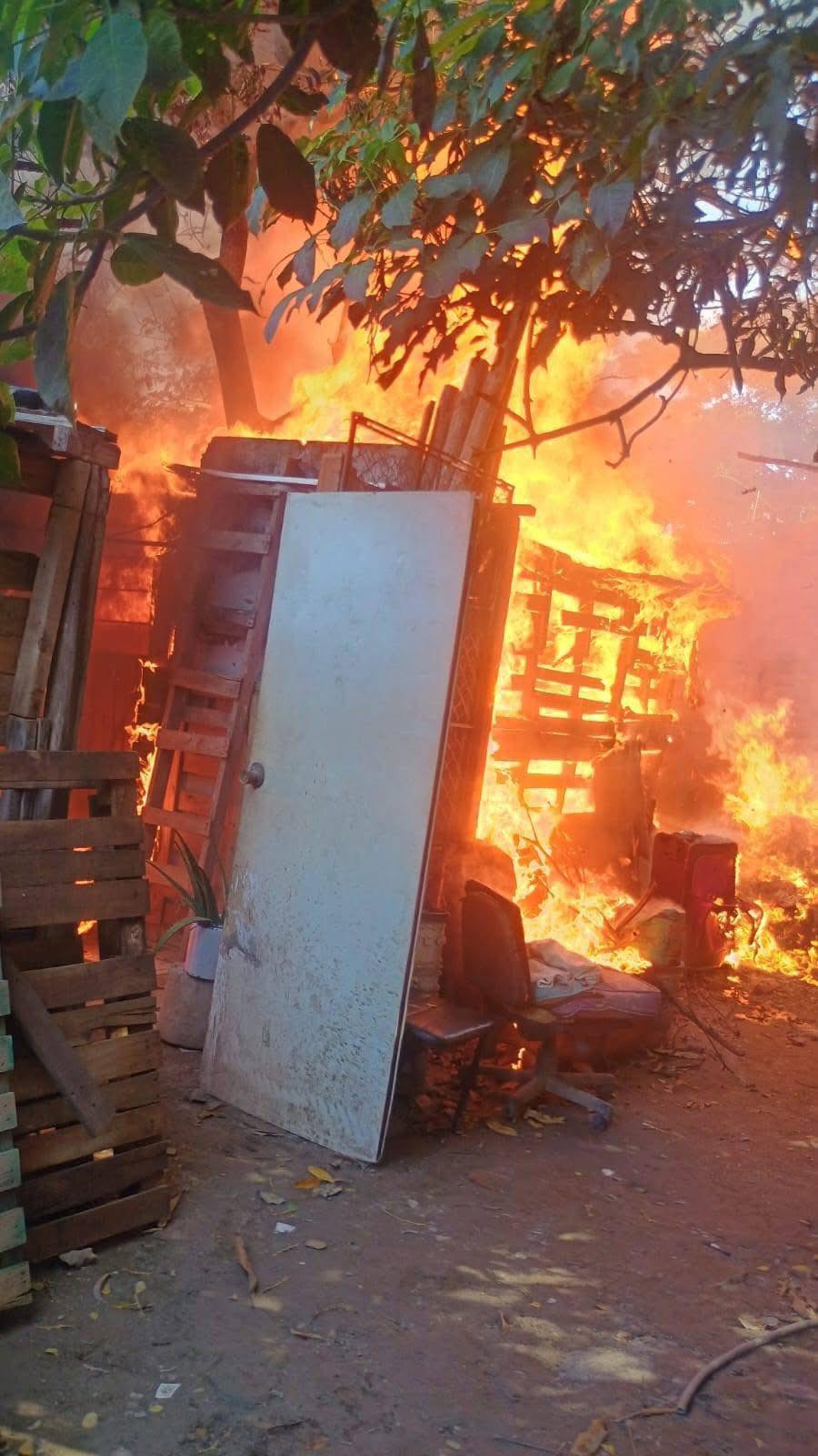 $!Consume fuego una vivienda de madera en la colonia Allende, en Mazatlán