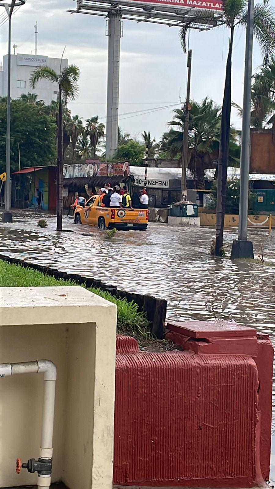 $!Auxilian a más de 250 personas tras inundarse zona de Conapesca