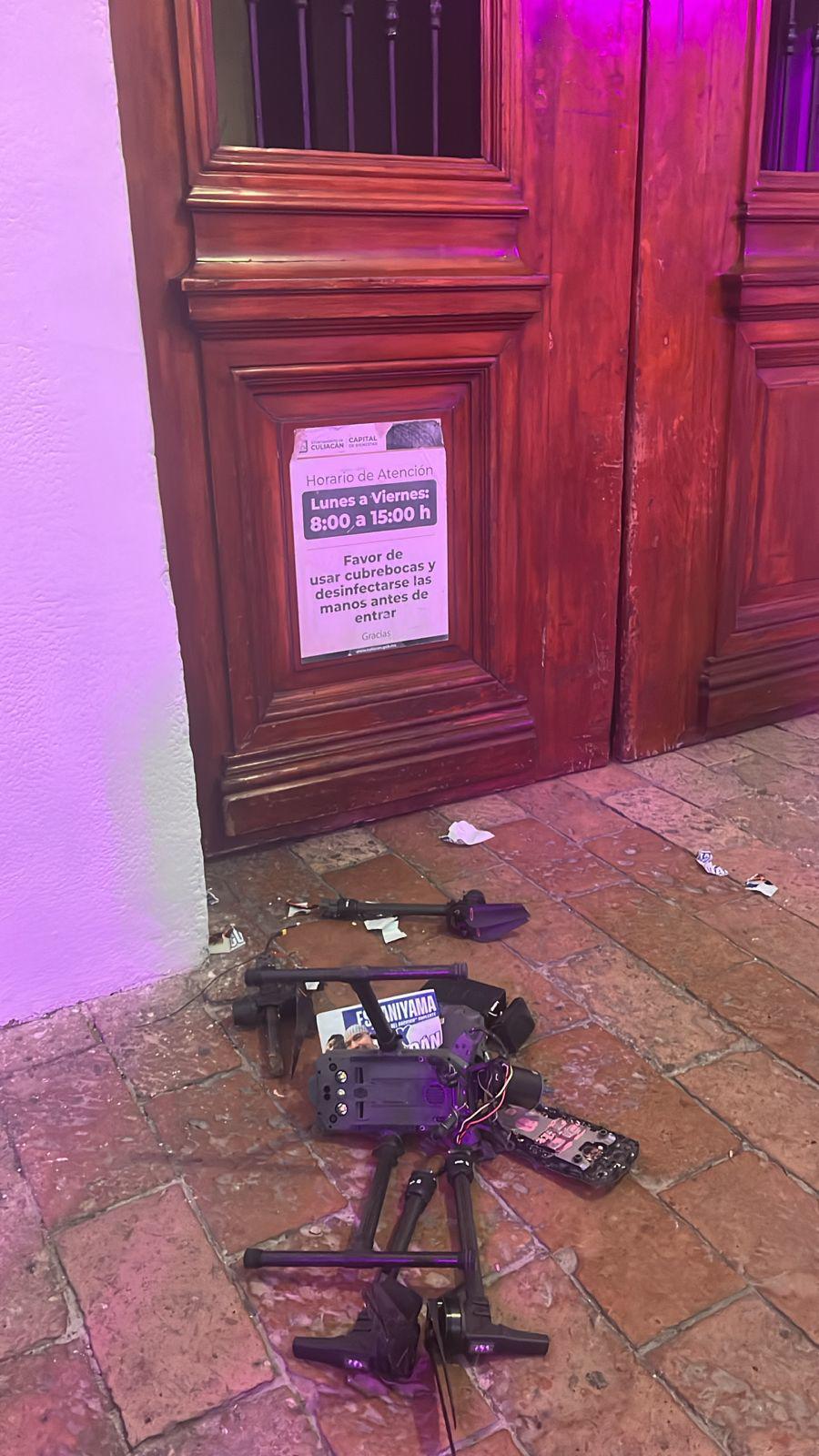 $!Cae dron que arrojaba folletos contra Miguel Taniyama durante evento en el Ayuntamiento de Culiacán