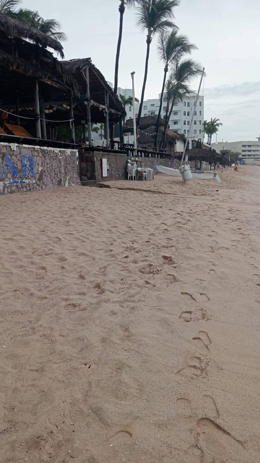 $!Las playas de Mazatlán también amanecieron con basura por las lluvias