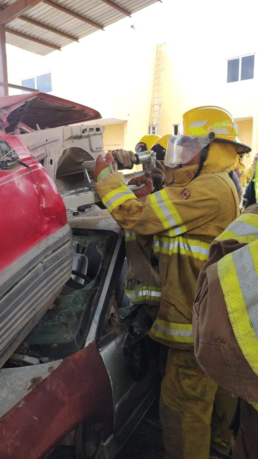 $!Personal de auxilio de Escuinapa se actualizan en el manejo de las ‘Quijadas de la Vida’