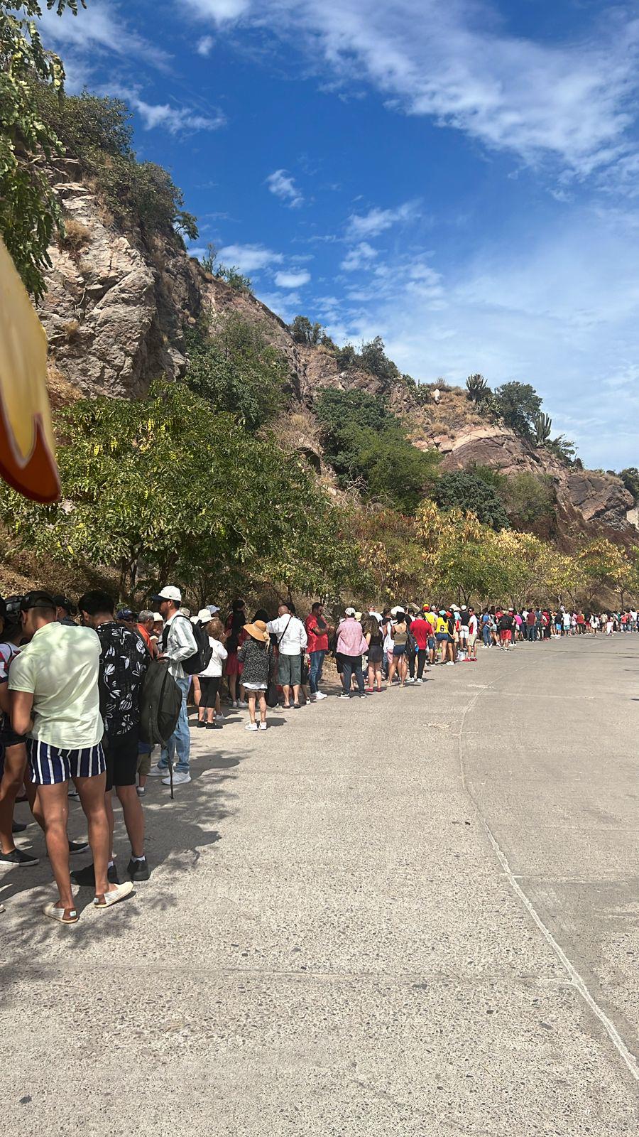 $!Abarrotan el Faro de Mazatlán; cientos hacen fila para subir los 334 escalones y llegar al Mirador de Cristal