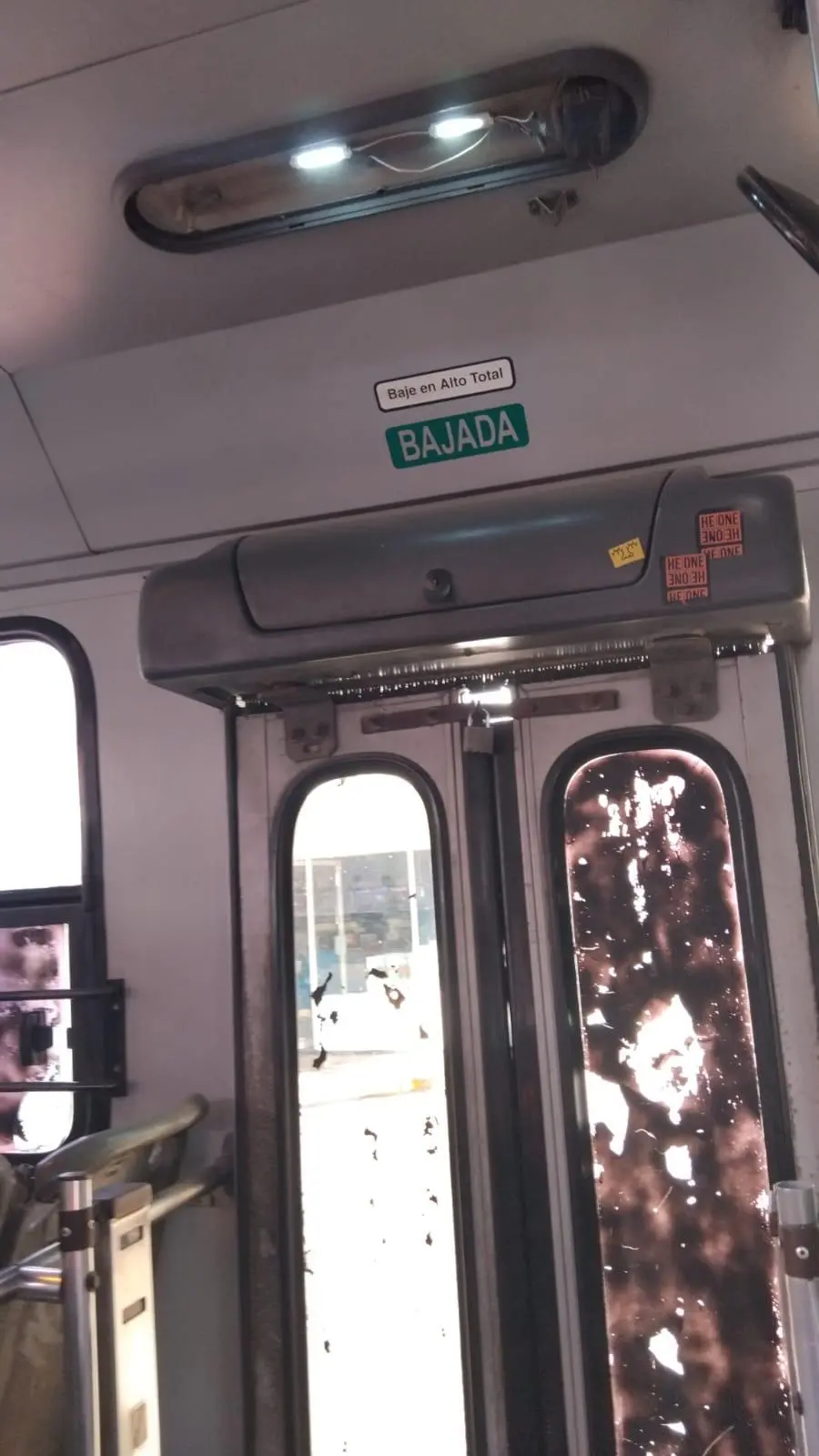 $!Brinda camión urbano servicio en Mazatlán con la puerta trasera cerrada con candado