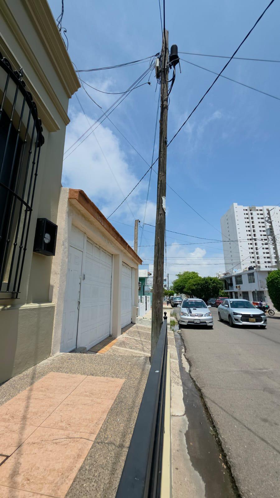 $!Vecinos del Centro de Mazatlán alertan por postes de luz inclinados