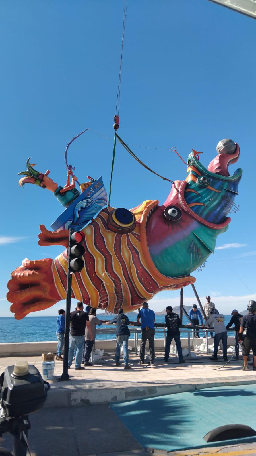 $!Avanza la instalación de monigotes para el Carnaval de Mazatlán 2025