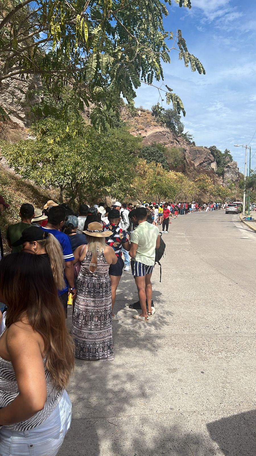 $!Abarrotan el Faro de Mazatlán; cientos hacen fila para subir los 334 escalones y llegar al Mirador de Cristal