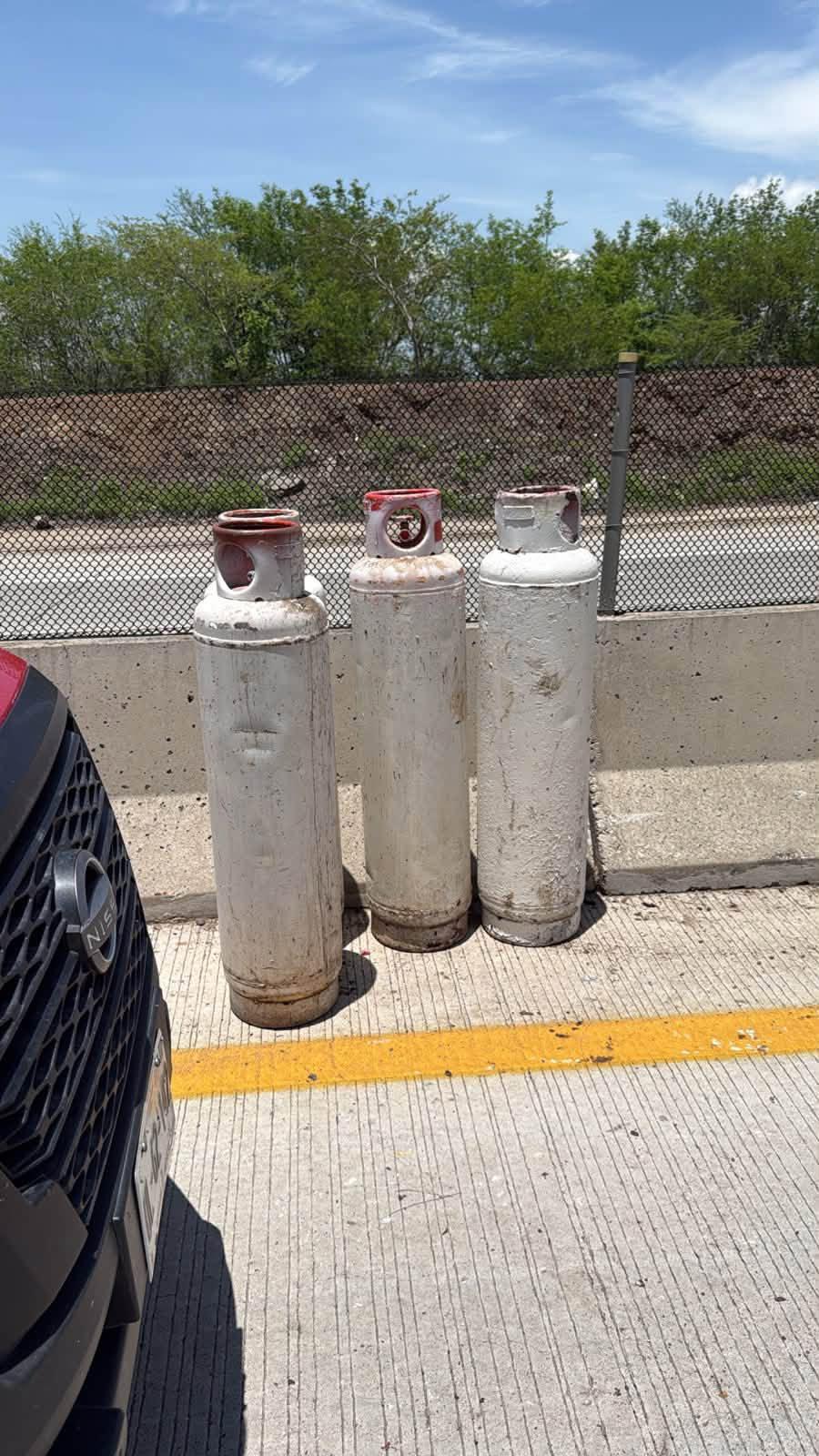 $!Vuelca camioneta repartidora de gas en libramiento Mazatlán-El Vainillo