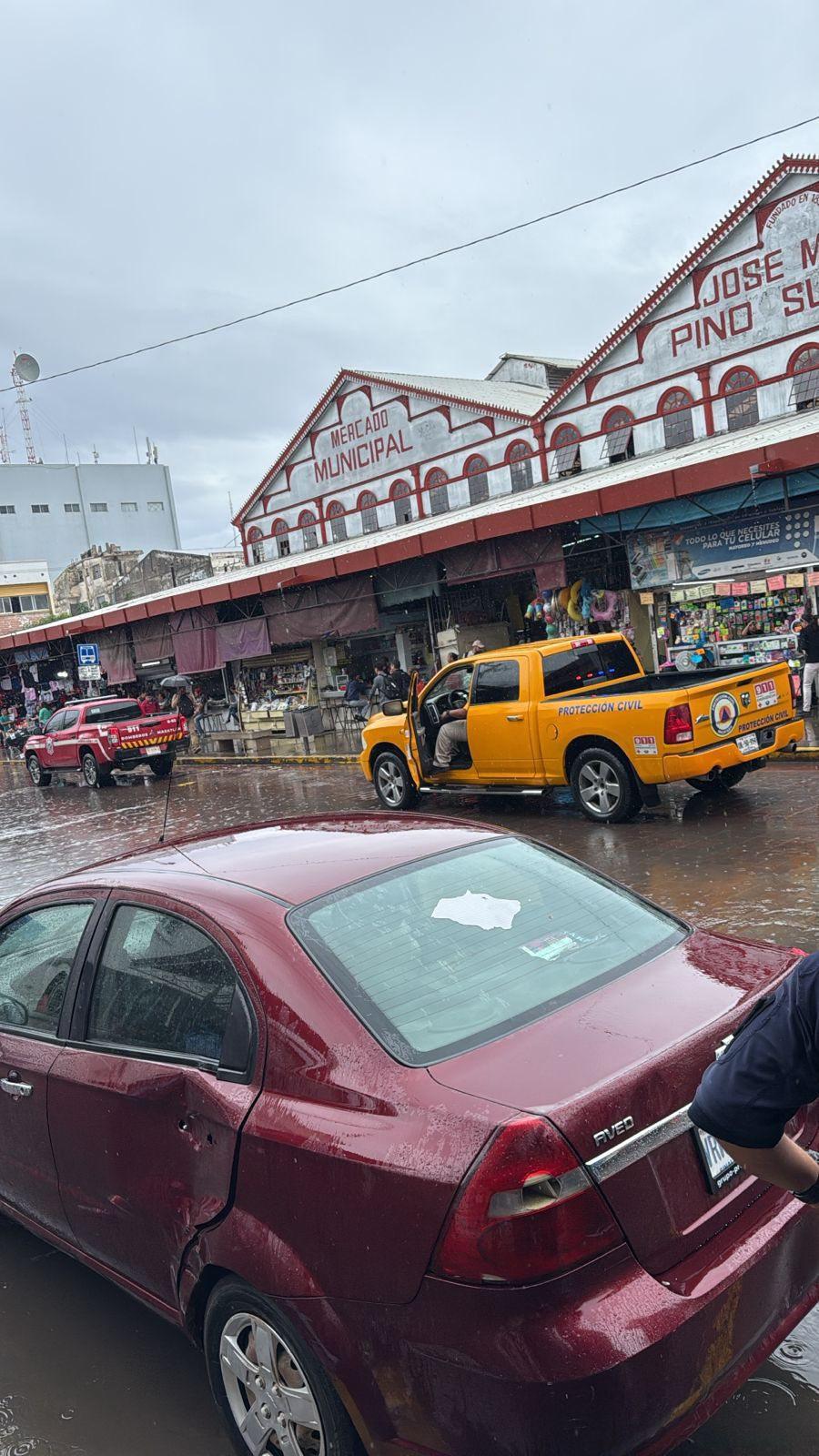 $!Moviliza a Bomberos y PC conato de incendio en una tienda del Centro de Mazatlán