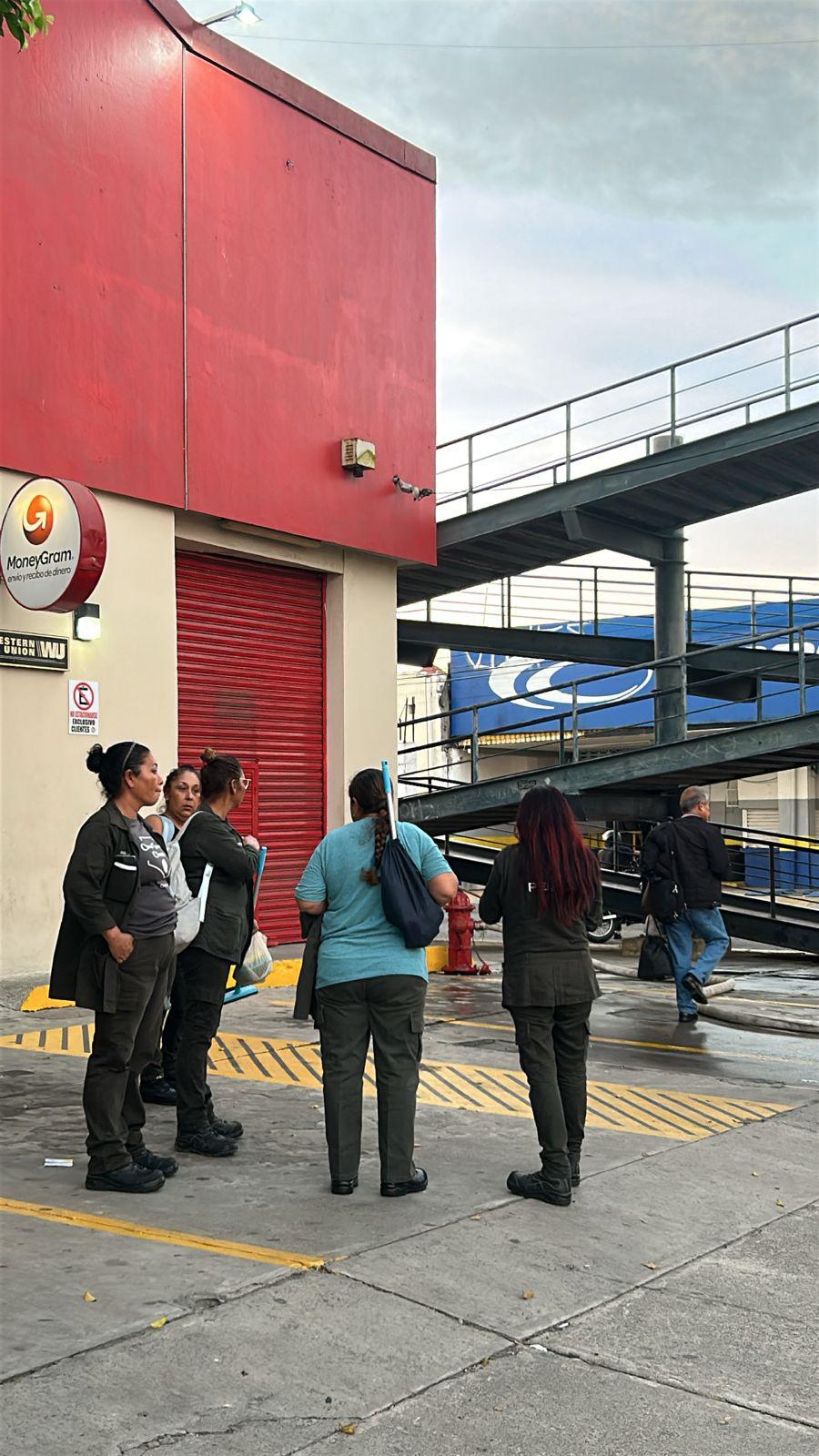 $!Incendio en local comercial de Palos Prietos moviliza a cuerpos de emergencia en Mazatlán