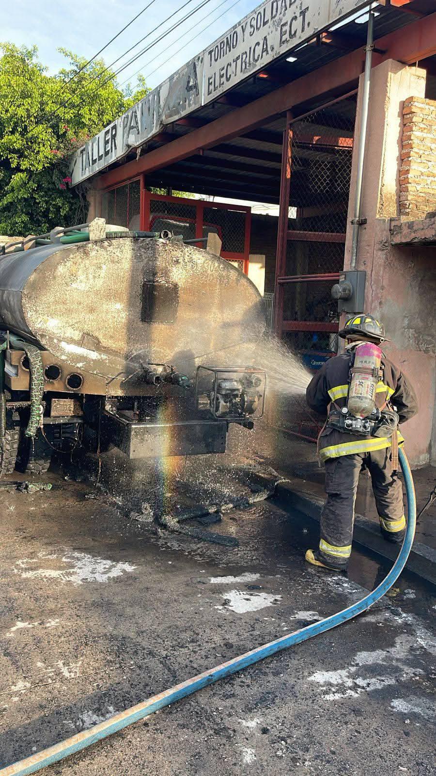 $!Incendio de pipa provoca caos vial y volcadura en el Libramiento Colosio, en Mazatlán