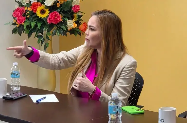 La Diputada local por el PRI, Paola Gárate Valenzuela, denunció que en su domicilio en Culiacán le dejaron una corona fúnebre.