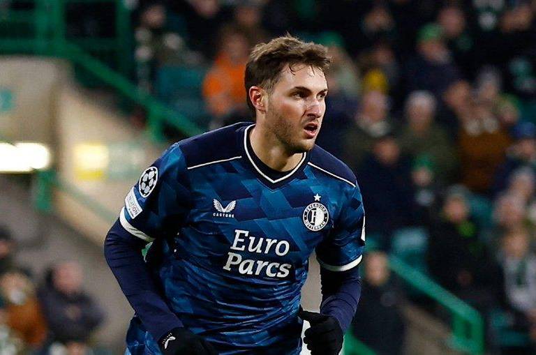 Santiago Giménez y el Feyenoord se vuelven a encontrar a la Roma, ahora en los playoffs de la Europa League