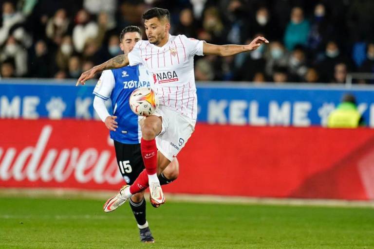 Tecatito Corona y Sevilla dejan ir valiosos puntos ante el Alavés