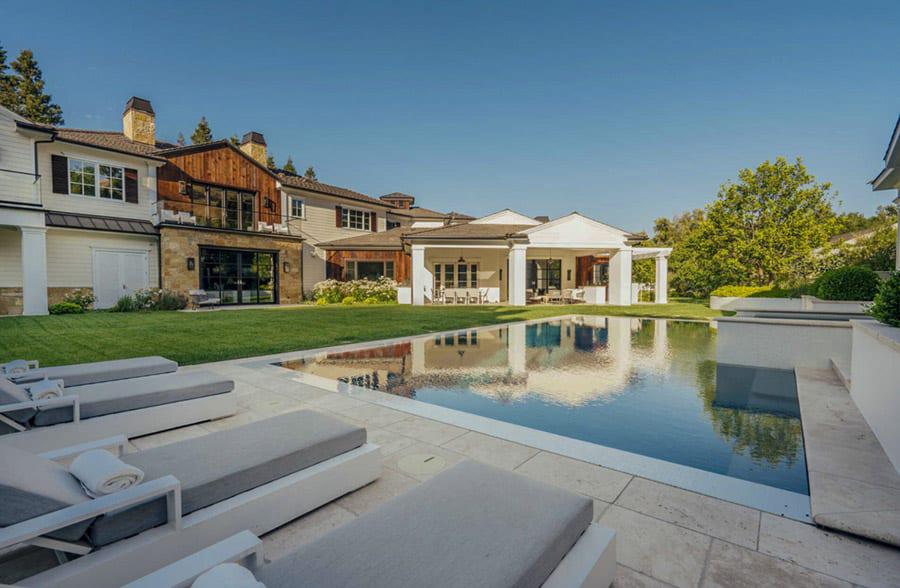 $!¿Quién necesita salir de vacaciones con un jardín y piscina como esta?