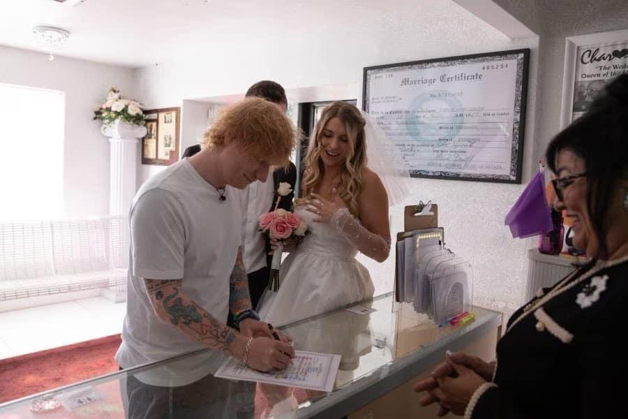 $!El cantante firmo como testigo en la boda.