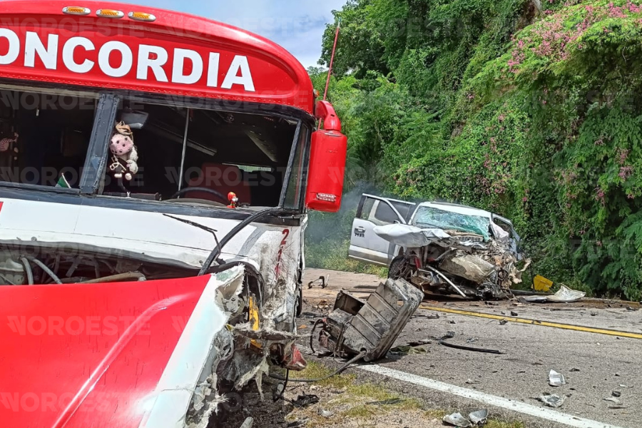 $!Choque entre camión y camioneta deja heridos en la carretera Mazatlán-Concordia