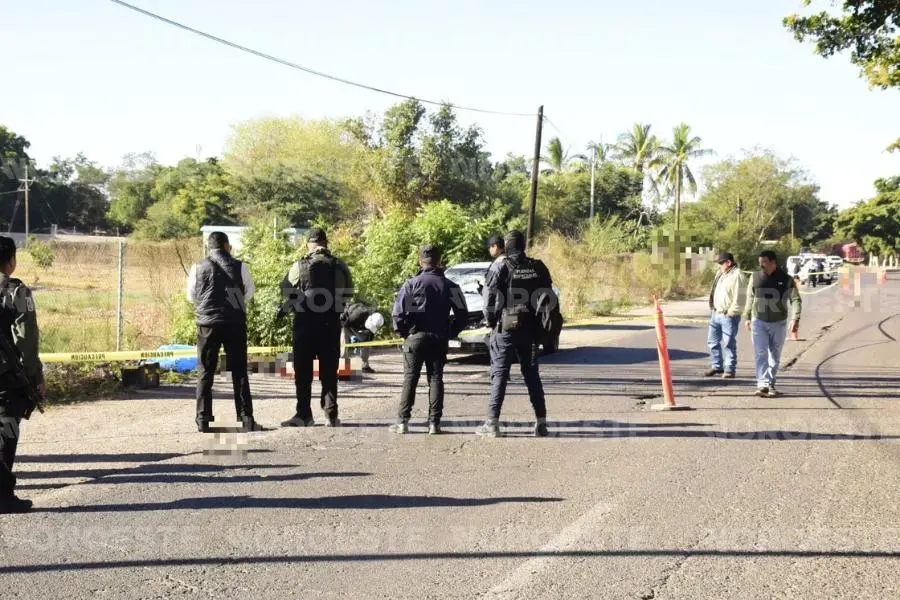 $!Auto embiste a dos hombres que hacían ejercicio por la carretera Los Mochis-El Fuerte; uno fallece