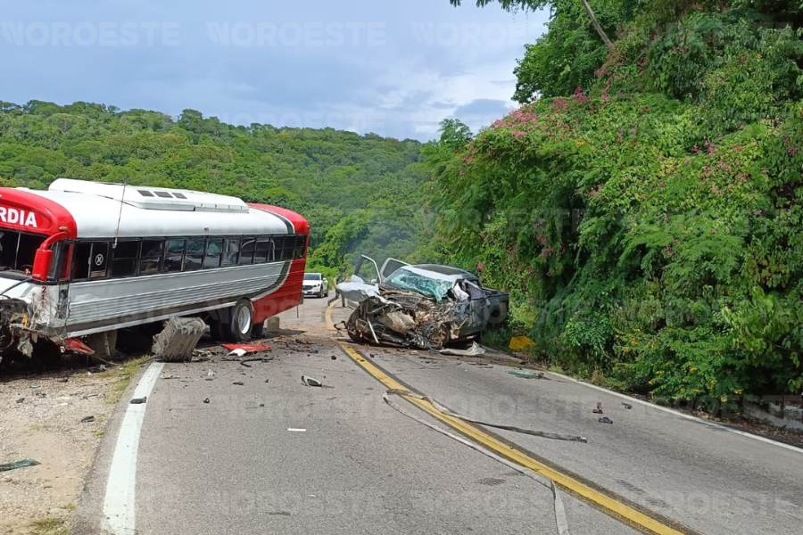 $!Choque entre camión y camioneta deja heridos en la carretera Mazatlán-Concordia