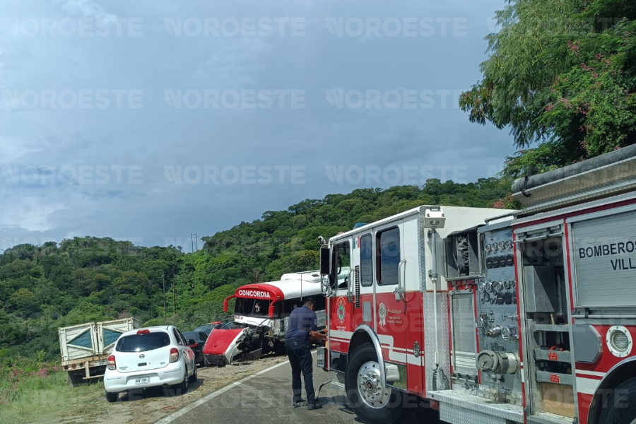 $!Choque entre camión y camioneta deja heridos en la carretera Mazatlán-Concordia