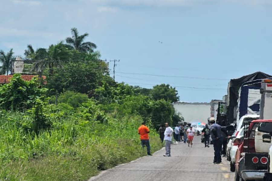 $!Bloqueos paralizan todos los accesos a Escuinapa; reportan incendios y detonaciones