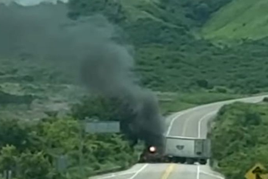 $!Bloqueos paralizan todos los accesos a Escuinapa; reportan incendios y detonaciones