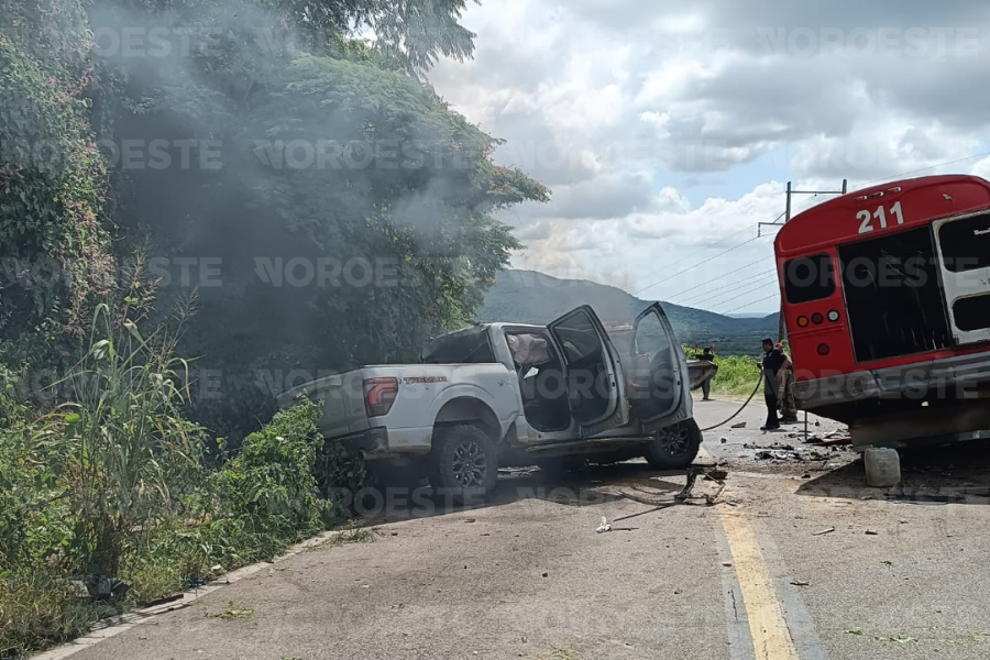 $!Choque entre camión y camioneta deja heridos en la carretera Mazatlán-Concordia