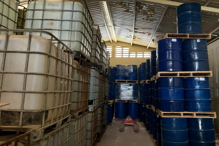 $!Cateo en Los Mochis deja un detenido y aseguramiento de 24 mil litros de metanfetamina líquida
