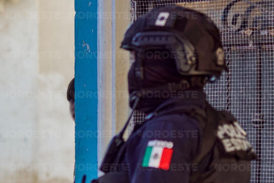 $!Un menor de edad observa a un elemento de la Policía Estatal en un entorno de incertidumbre.