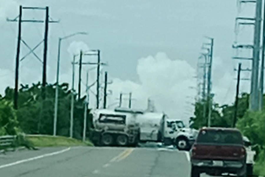 $!Bloqueos paralizan todos los accesos a Escuinapa; reportan incendios y detonaciones