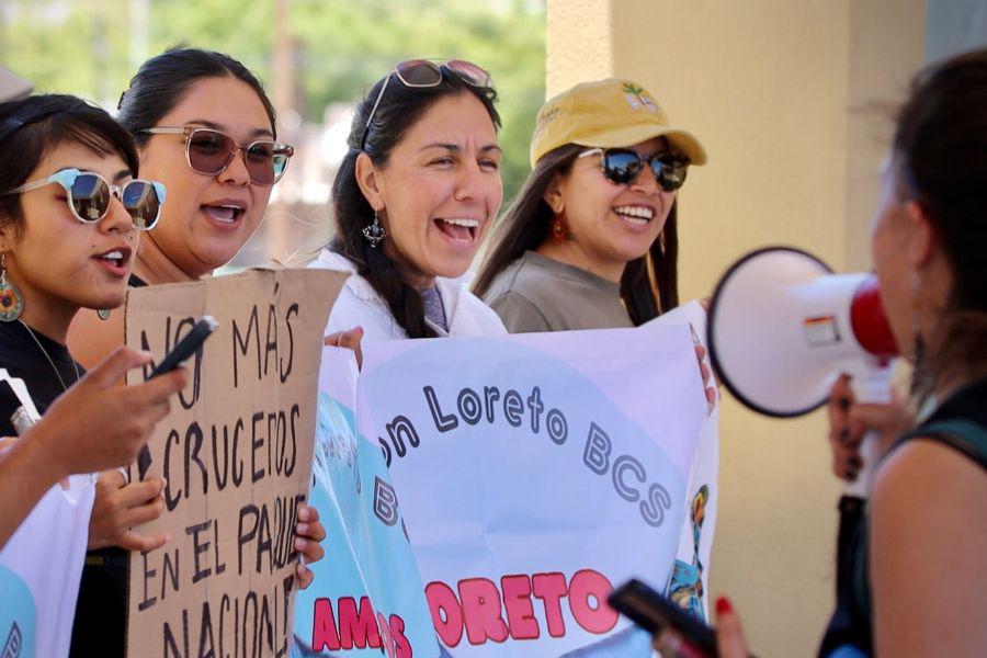 $!Manifestantes afuera de la reunión extraordinaria del Consejo Asesor del Parque Nacional Bahía de Loreto, el 7 de mayo de 2026.