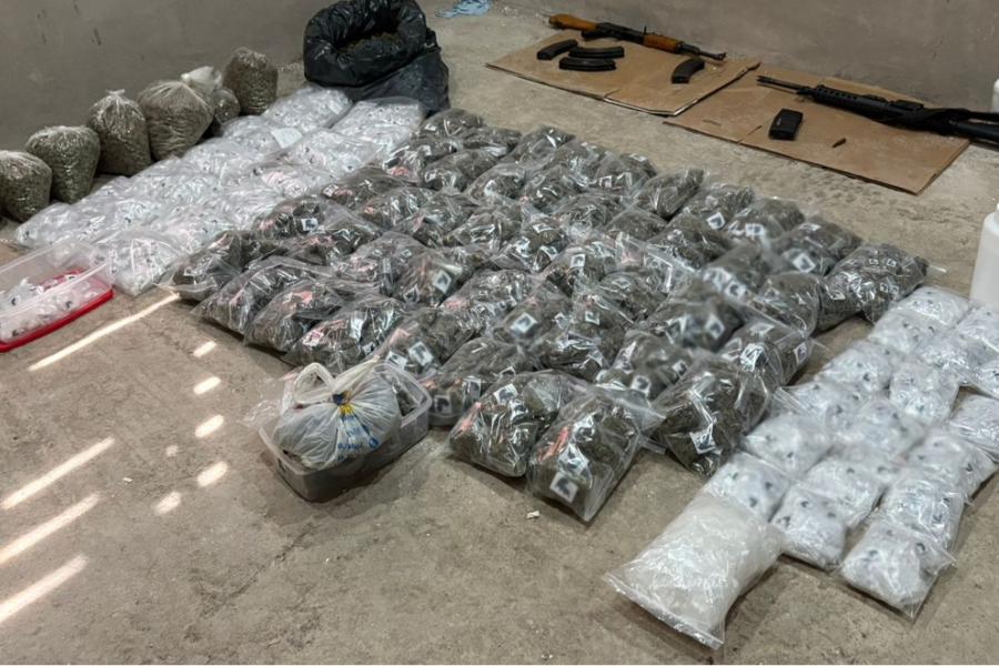 $!Aseguran laboratorio clandestino y dosis de droga en Culiacán