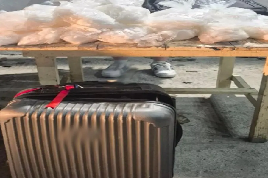 $!Aseguran en Escuinapa 20 kilos de metanfetamina en autobús; mujer llevaba droga en su maleta