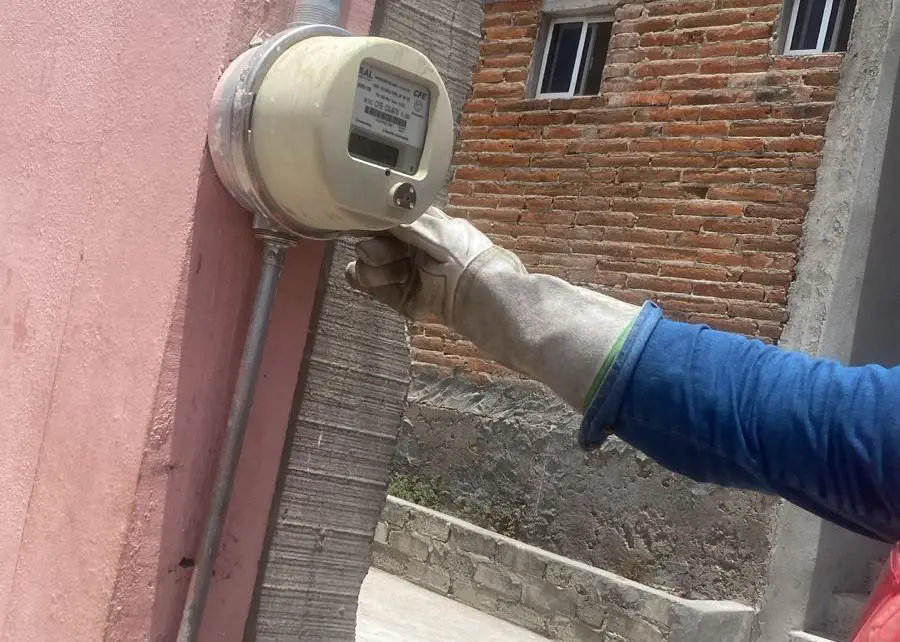 $!Vecinos de Rosario intervienen y evitan corte de luz a vecina amparada ante Profeco
