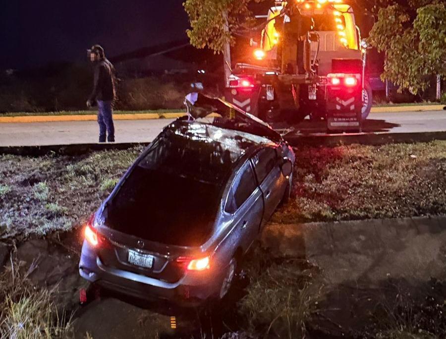 $!Cae auto a canal pluvial en La Marina Mazatlán; no se reportan heridos