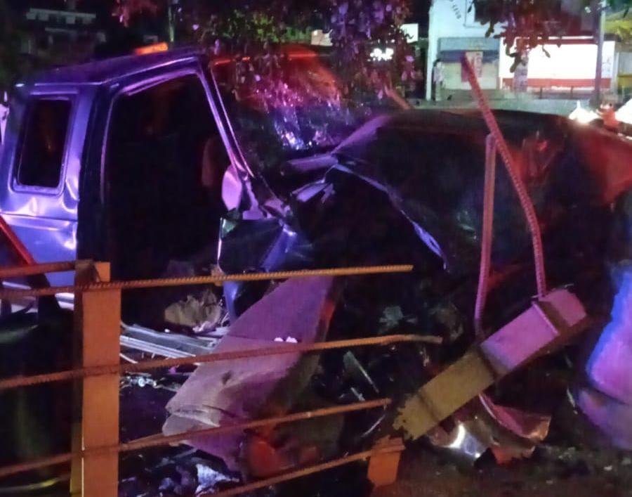 $!Choca camioneta contra postes en Culiacán y 5 personas resultan lesionadas