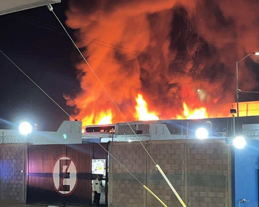 $!Se incendian 4 autobuses en Mazatlán; evacuan a personal de gasolinera cercana
