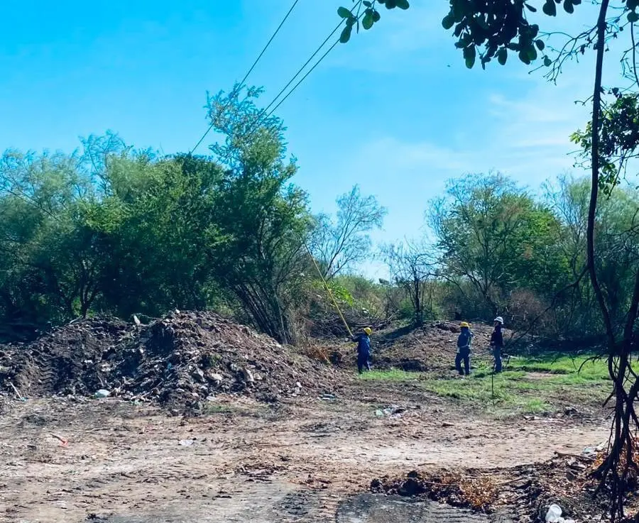 $!Operador de maquinaria pesada sobrevive tras tocar de manera accidental cables de la CFE al suroriente de Los Mochis
