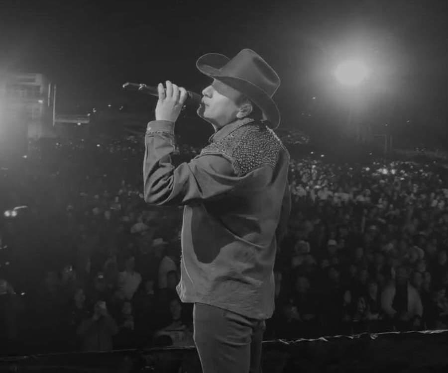 $!Miles de fanáticos acompañaron a Julión Álvarez en una noche de más de tres horas de música durante su presentación en Chihuahua.