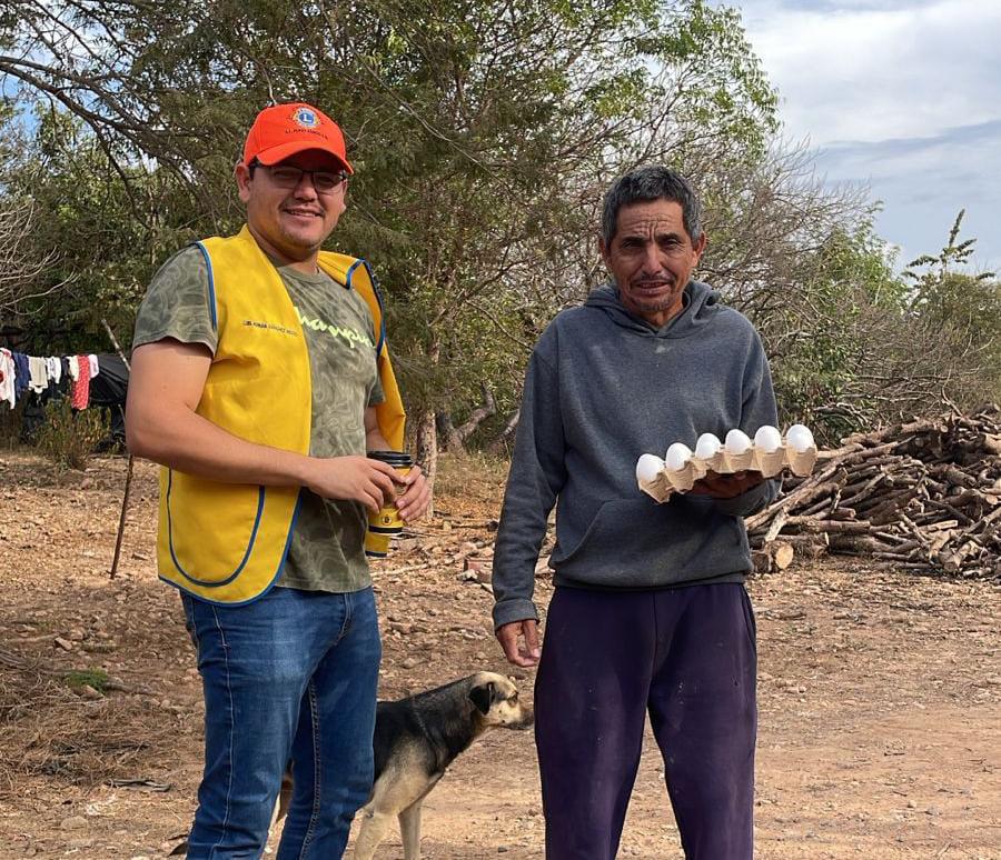 $!Lleva Club de Leones Rosario despensas y carteras de huevo a familias en comunidades