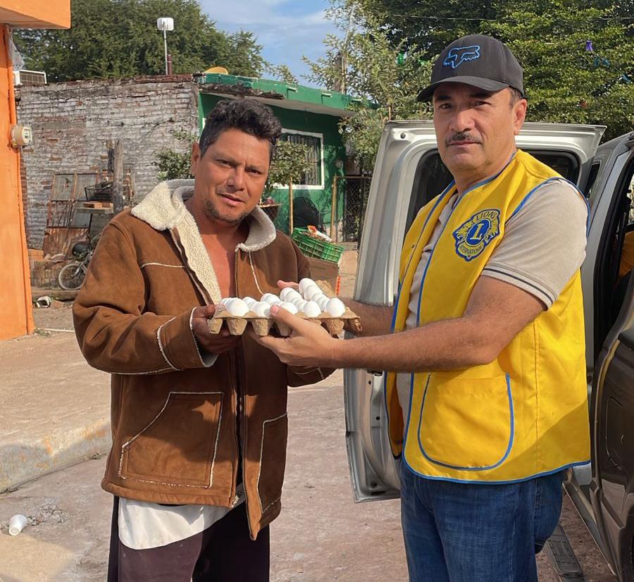 $!Lleva Club de Leones Rosario despensas y carteras de huevo a familias en comunidades