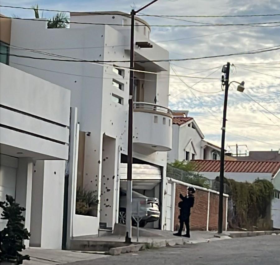 $!Aseguran 2 vehículos robados tras ataque a balazos contra vivienda en Culiacán