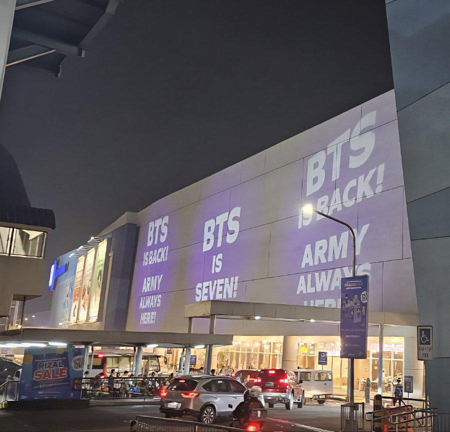 $!Los comercios se pintan de púrpura por el regreso de BTS.