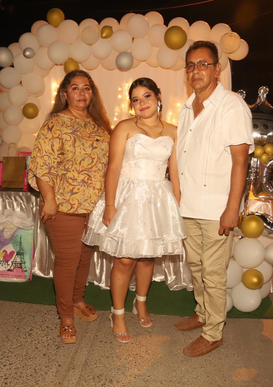 $!La adolescente entre sus tíos, María de la Cruz Carrazco y Miguel Ángel Ramírez Osuna.