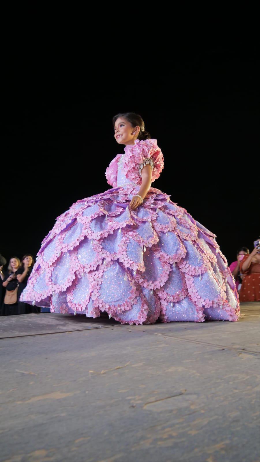 $!Con personajes de Disney coronan a Elva Alejandra I, como Reina Infantil de la Feria en Rosario