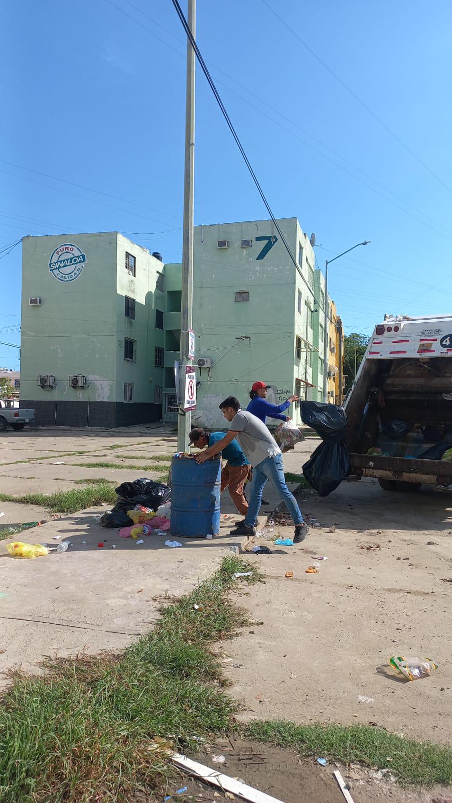 $!Atienden denuncia de vecinos del fraccionamiento El Toro con brigada de limpieza