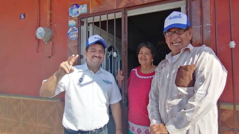 José Luis Villagrana con habitantes de la Calle Centenario.