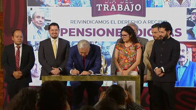 La firma del decreto fue durante la conferencia matutina del Presidente López Obrador.