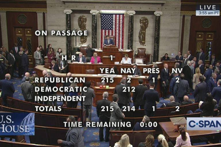 Congreso de EU aprueba impuesto de 3.5% a remesas en paquete fiscal