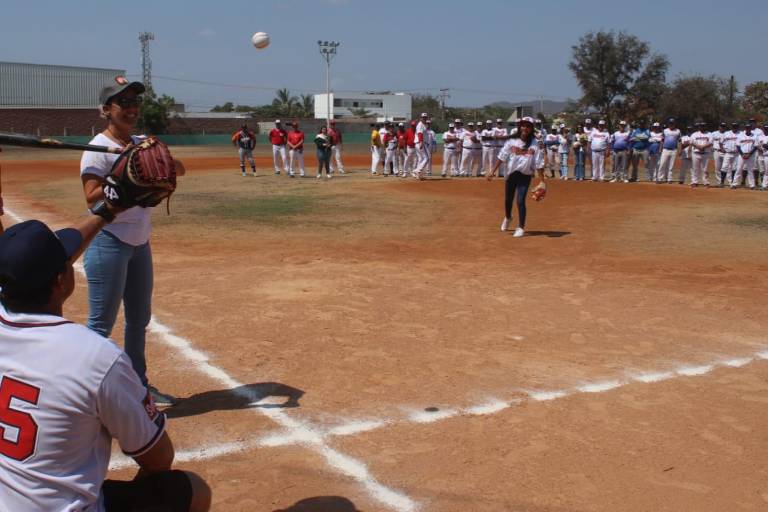 Isauro Pineda recibe homenaje en apertura de Liga Dominical 40 Años y Más del Muralla